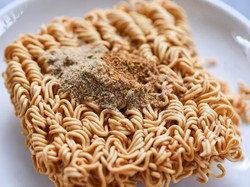 Bahaya! Bocah Ini Tewas Usai Makan 3 Bungkus Mie Instan Mentah