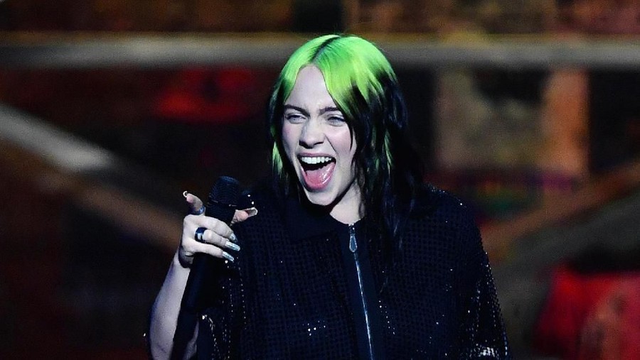 Billie Eilish LONDON, ENGLAND - FEBRUARY 18: (EDITORIAL USE ONLY) Billie Eilish accepts the International Female Solo Artist award during The BRIT Awards 2020 at The O2 Arena on February 18, 2020 in London, England. (Photo by Gareth Cattermole/Getty Images)