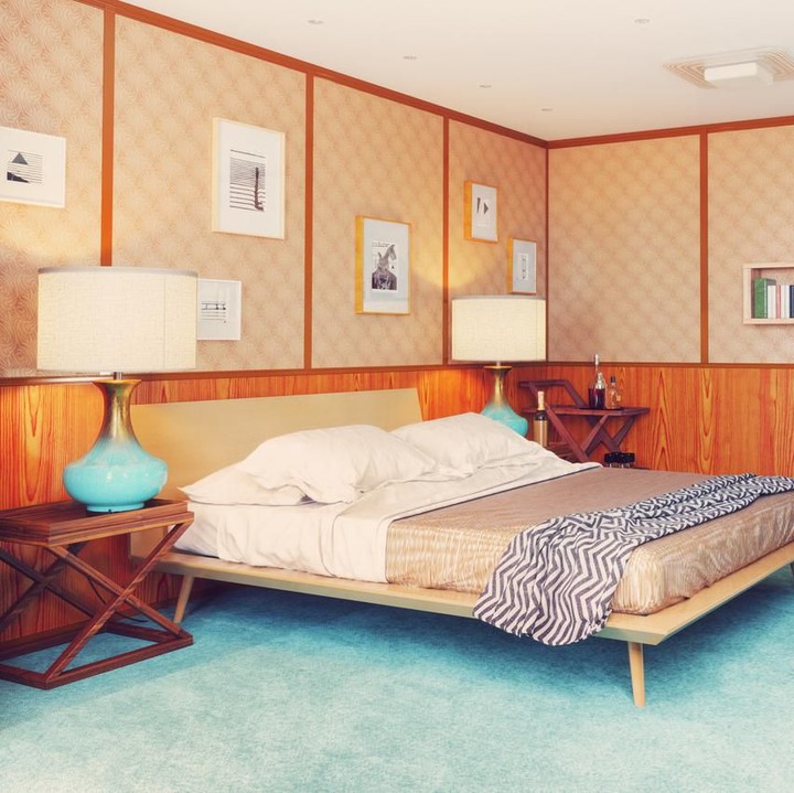 <p>Lukisan dan furnitur dari bahan kayu dapat menambah kesan vintage di kamar tidur rumah minimalis. (Foto: iStock)</p>