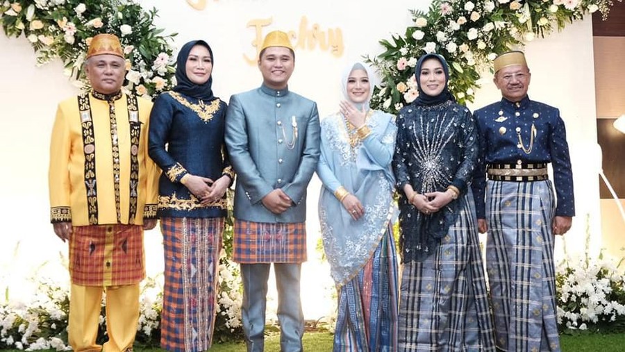 Anak Bupati Konawe melamar seorang wanita dengan mahar yang fantastis.