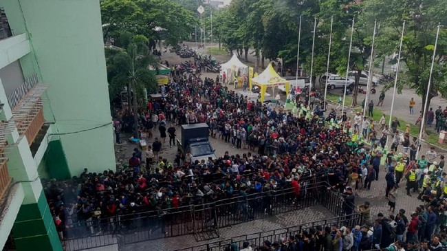 Aksi para calo tiket Persebaya vs Persija yang menyebabkan harga melambung membuat sejumlah Bonek kesal.