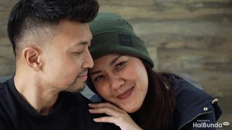 Meski punya kesibukan sendiri, suami Ivy Batuta enggak pernah sungkan membantu mengurus anak dan pekerjaan rumah tangga. Ayah idaman banget ya, Bunda.