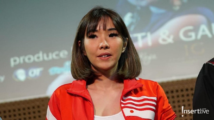 Baju Seksi Pole Dance Jadi Sorotan, Gisel: Itu Bukan Karena Genit Gisella Anastasia angkat bicara soal baju seksinya kala melakukan pole dance yang menjadi perbincangan netizen.