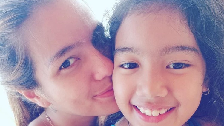 Sheila Marcia melakukan sesi tanya jawab bersama putrinya, Leticia Charlotte. Salah satu pertanyaannya singgung sifat Sheila. Leticia pun beri jawaban manis.