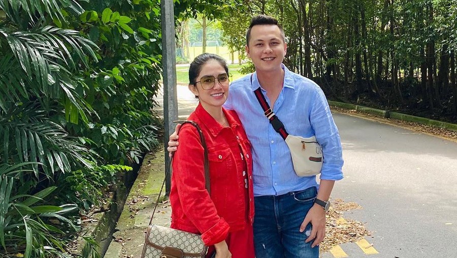 Lagi Hamil, Ussy Sulistiawaty Pingsan 2 Kali Sampai Kejang Andhika Pratama panik karena Ussy Sulitiawaty yang sedang hamil kerap pingsan hingga kejang.