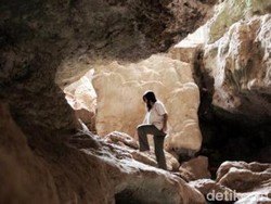 Gua yang Muncul dari Dasar Laut