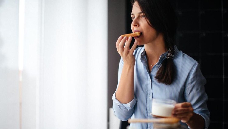 Ada lho, kebiasaan yang kelihatan sehat dan dipercaya bisa menurunkan berat badan, tapi malah bikin badan tambah gemuk. Nah lho, kebiasaan apa saja ya?