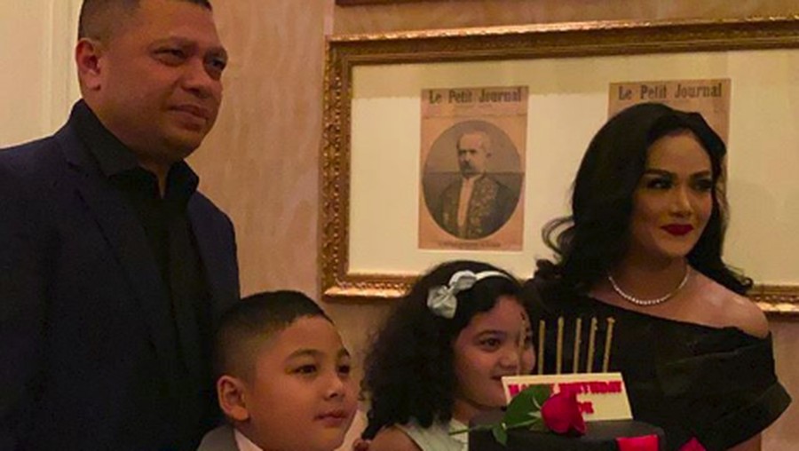 Meriahnya ulang tahun Raul Lemos ke-50 yang dirayakan bersama Krisdayanti dan kedua anak mereka.
