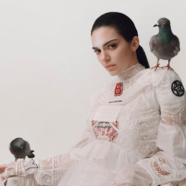 Foto Seksi Tanpa Bra, Kendall Jenner Malah Disebut Mirip Kuyang