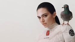 Foto Seksi Tanpa Bra, Kendall Jenner Malah Disebut Mirip Kuyang