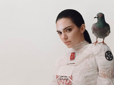 Foto Seksi Tanpa Bra, Kendall Jenner Malah Disebut Mirip Kuyang