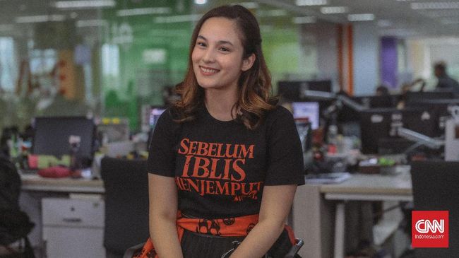 Chelsea Islan memamerkan prosesi siraman yang ia jalani sebelum menikah dengan tunangannya, Rob Clinton Kardinal.