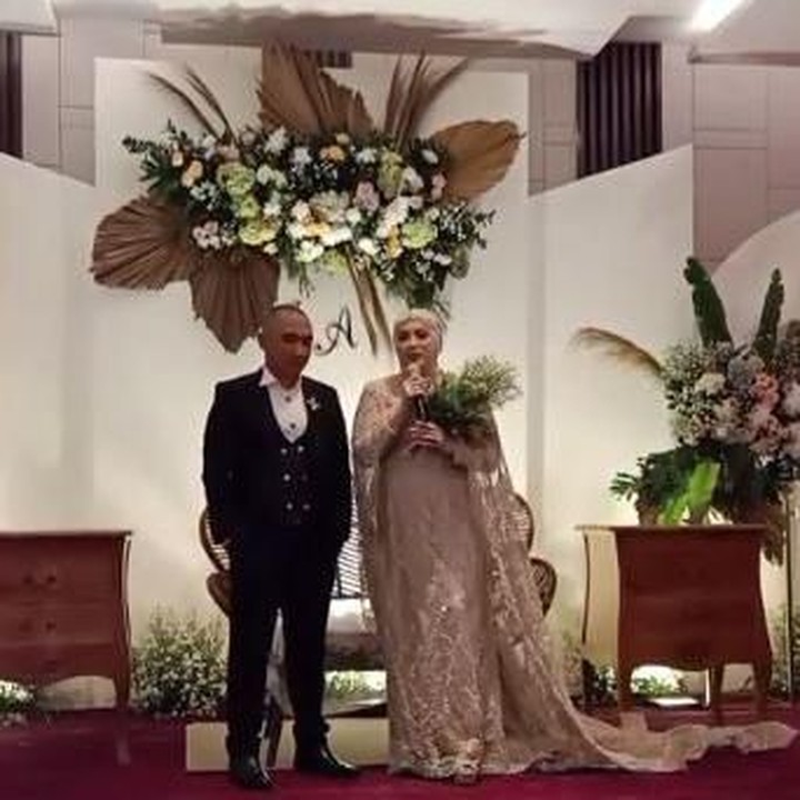 <p>Acara resepsi digelar usai akad nikah di tempat yang sama. Saat resepsi, Jane mengenakan gaun pengantin yang berbeda, begitu juga dengan Arsya. (Foto: Instagram @mercurekarawang)</p>
