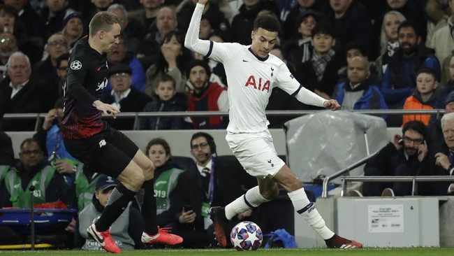 Gelandang Tottenham Hotspur, Dele Alli, meluapkan kemarahan usai ditarik keluar oleh Jose Mourinho saat takluk dari RB Leipzig di Liga Champions.
