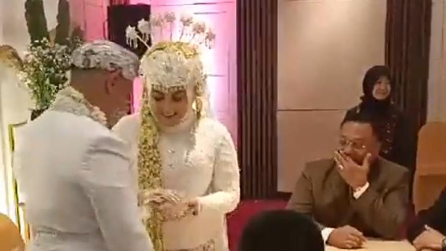 Pasangan ini menggelar pernikahan pada Kamis, 20 Februari 2020 di sebuah hotel di Karawang, Jawa Barat.