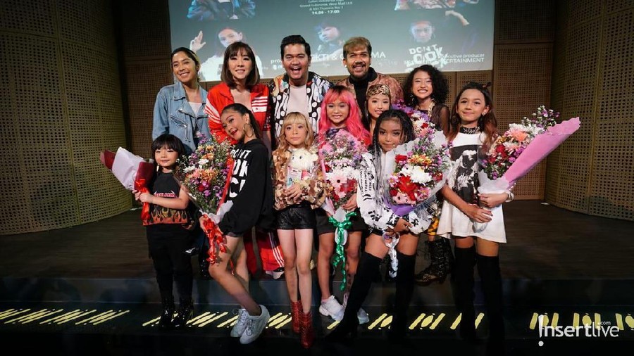 Indra Bekti membuat sebuah girlband cilik bernama Kazumi demi menyelamatkan lagu anak.