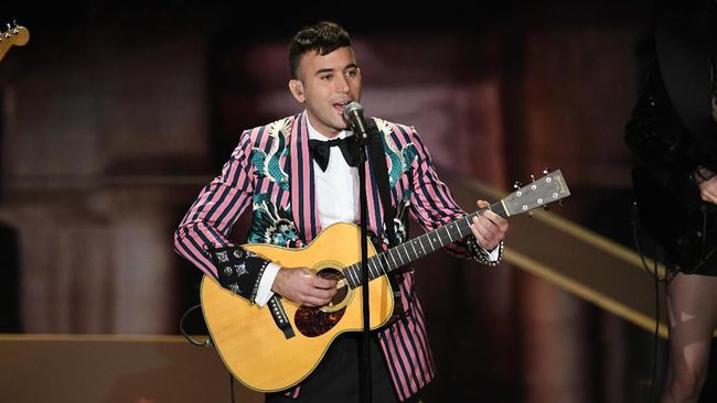 Sufjan Stevens didiagnosis menderita sindrom langka dan kini sedang memulihkan diri dan belajar berjalan lagi.