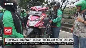 VIDEO: Pengendara Angkut Motor untuk Hindari Polisi