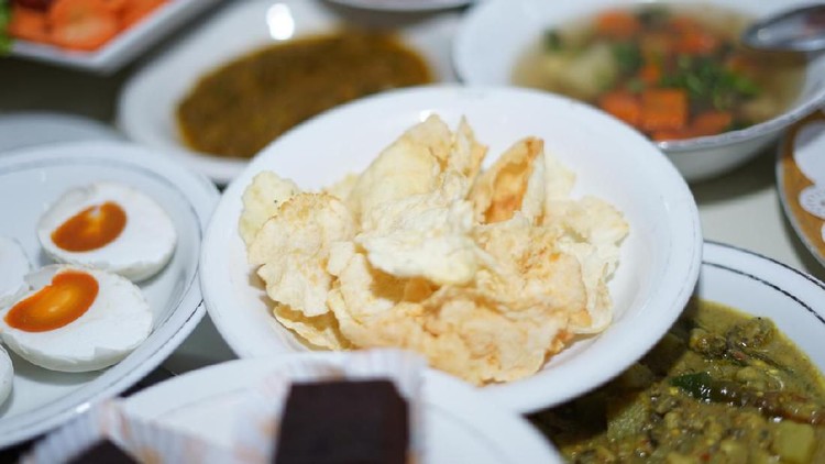 8 Tips Menggoreng Emping Melinjo, Dijamin Mekar Sempurna dan Renyah Menggoreng emping yang tidak tepat bisa membuat emping terasa alot dan tidak mengembang sempurna.