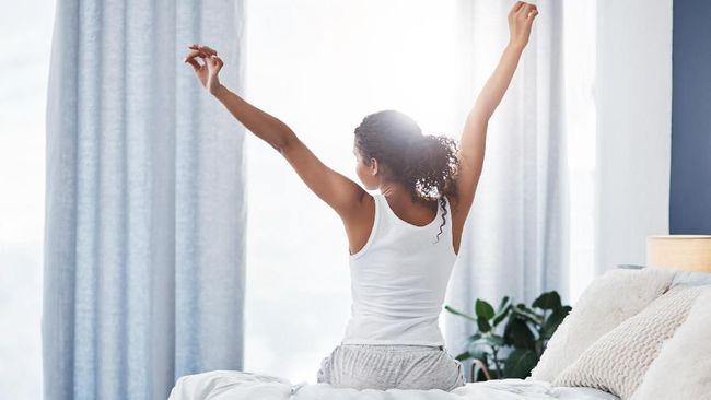 Bangun pagi dengan alarm berisiko membuat kualitas tidur berkurang. Berikut beberapa cara alami agar bisa bangun pagi.