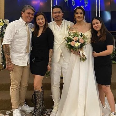 5 Potret Pernikahan Sheila Marcia dan Dimas Akira