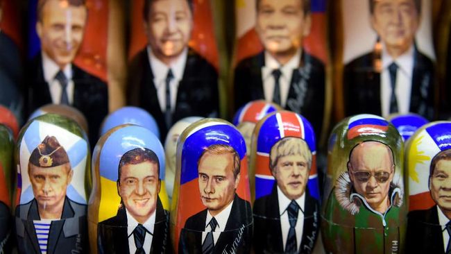 Wajah Presiden Vladimir Putin menghiasi kios-kios suvenir di Saint Petersburg, mulai dari magnet, mug, bahkan boneka matryoshka. 