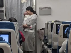 Viral, Ibu-ibu Bagikan Penutup Telinga di Pesawat Karena Takut Bayinya Nangis