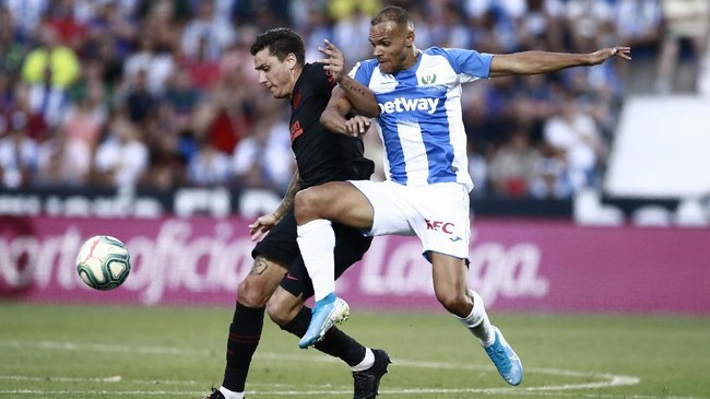 Cedera Luis Suarez dan Ousmane Dembele membuat Barcelona mendatangkan Martin Braithwaite melalui proses transfer darurat.