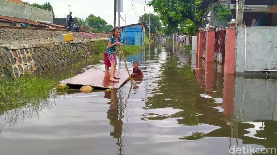 Warga Jakarta asyik main TikTok di tengah banjir. 