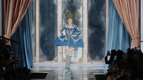 FOTO: Moschino: Obsesi Marie Antoinette, Kue, dan Fashion