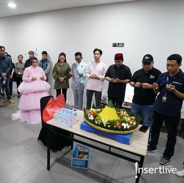 5 Potret Tumpengan Acara Korean Wave in Love di TSM Cibubur