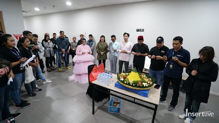 5 Potret Tumpengan Acara Korean Wave in Love di TSM Cibubur Lima momen tumpengan jelang acara Korean Wave in Love di TSM Cibubur.