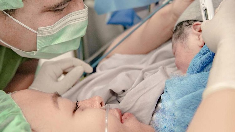 Tantri 'Kotak' baru saja melahirkan bayi berjenis kelamin laki-laki. Istri dari Arda 'Naff' ini berharap ASI-nya lancar dan si kecil mau menyusu.