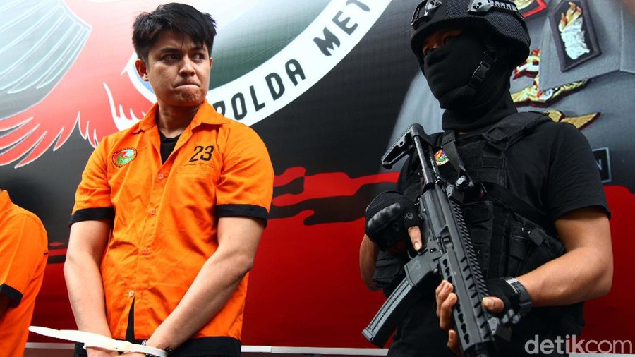 Tersangkut Kasus Narkoba, Artis Aulia Farhan Tertunduk Malu Polisi menetapkan artis Aulia Farhan atau Farhan Petterson sebagai tersangka kasus narkoba. Saat ditunjukan kepada wartawan, Aulia tampak tertunduk malu.