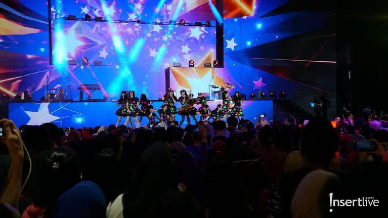 5 Kemeriahan Opening Korean Wave in Love di TSM Cibubur Konser Korean Wave in Love yang ditayangkan Trans TV dari Trans Studio Mall Cibubur telah berlangsung. Seperti apa potret keseruan acara itu?