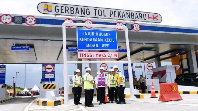 Presiden Joko Widodo meninjau ruas Tol Pekanbaru-Dumai Seksi I, Jumat (20/2)