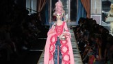 FOTO: Moschino: Obsesi Marie Antoinette, Kue, dan Fashion Jerremy Scott menampilkan koleksi terbarunya untuk Moschino. Koleksi ini terispirasi dari Marie Antoinette dan obsesinya pada kemewahan serta kue.