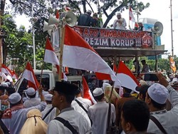 Aksi 212 di Monas, Massa Bawa Spanduk Tumbangkan Rezim Korup!
