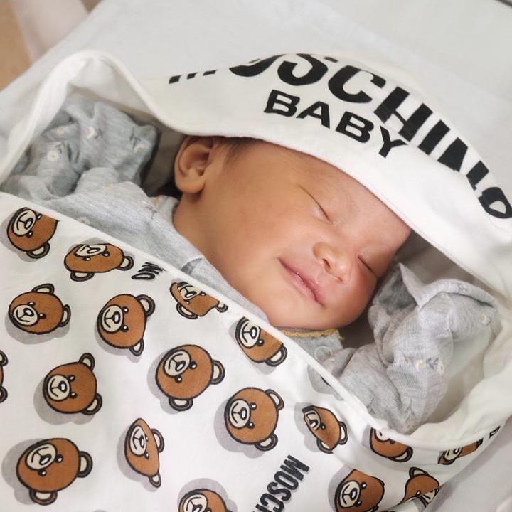 Kelahiran si kecil memang jadi mood booster tersendiri bagi orang tua. Begitu juga yang dirasakan Ryuji dan Shabrina. [Foto: Instagram @ryujiutomo]