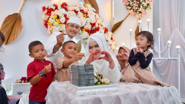 Seorang polisi menikahi adik iparnya dengan jumlah mahar yang sangat besar, Bun. Ternyata ini jadi tanda terima kasihnya untuk sang adik ipar. Simak kisahnya.