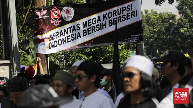 Massa Aksi 212 'Berantas Korupsi' telah membubarkan diri. Kawat berduri di Jalan Medan Merdeka Barat telah disingkirkan.