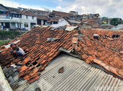 Puting Beliung Terjang Sukabumi, Genting Rumah Warga Beterbangan