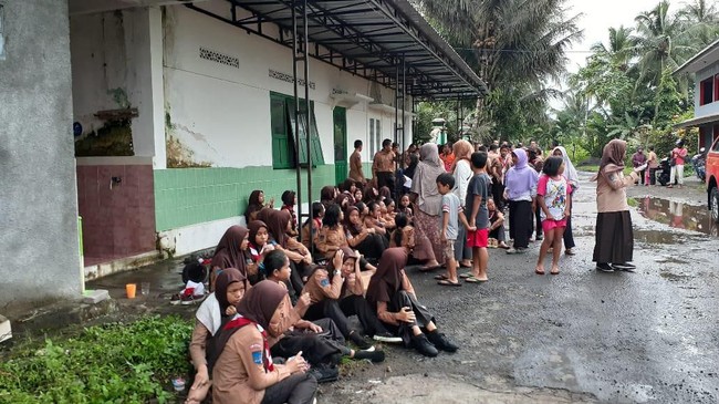 Empat siswa SMPN 1 Turi Kabupaten Sleman telah diketahui identitasnya akibat terseret arus banjir di Sungai Sempor, Sleman, DIY, Jumat (21/2).