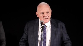 Raih Oscar, Anthony Hopkins Beri Penghormatan ke Boseman