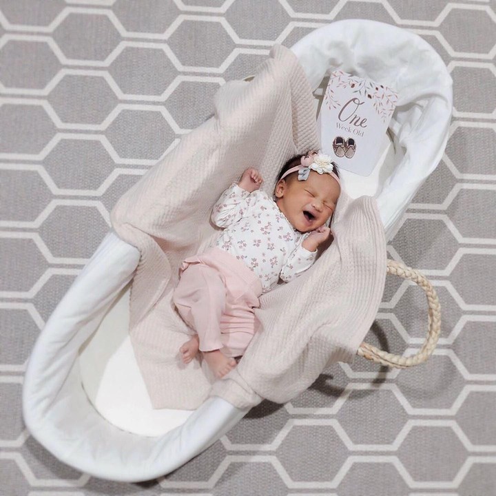 Enggak terasa, si baby sudah satu minggu lahir ke dunia. "Kazumi’s first week," tulis Shabrina. [Foto: Instagram @shabrinaautomo]