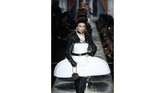 FOTO: Moschino: Obsesi Marie Antoinette, Kue, dan Fashion Jerremy Scott menampilkan koleksi terbarunya untuk Moschino. Koleksi ini terispirasi dari Marie Antoinette dan obsesinya pada kemewahan serta kue.