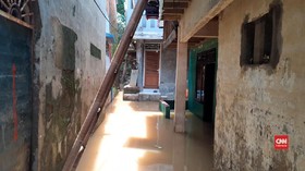 VIDEO: Banjir Bidara Cina Mulai Surut, Warga Bersihkan Rumah