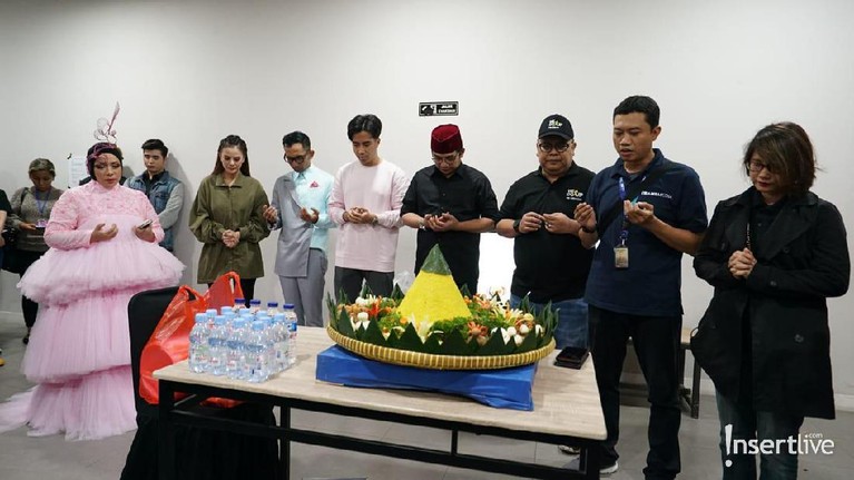 5 Potret Tumpengan Acara Korean Wave in Love di TSM Cibubur Lima momen tumpengan jelang acara Korean Wave in Love di TSM Cibubur.