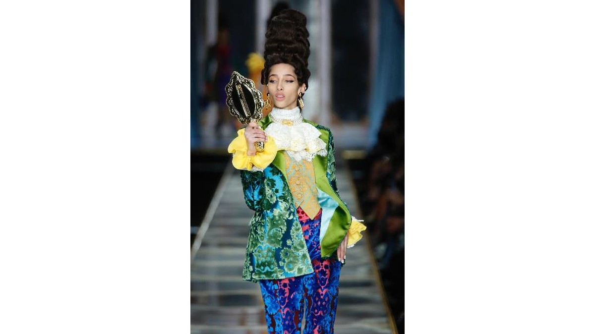 FOTO: Moschino: Obsesi Marie Antoinette, Kue, dan Fashion