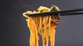 Membuat Jjapaguri, Mi Instan yang Populer Berkat Parasite